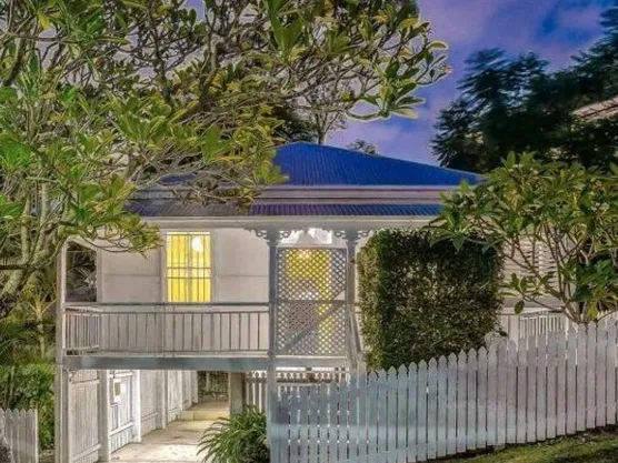 Cute Cozy Cottage in Red Hill!