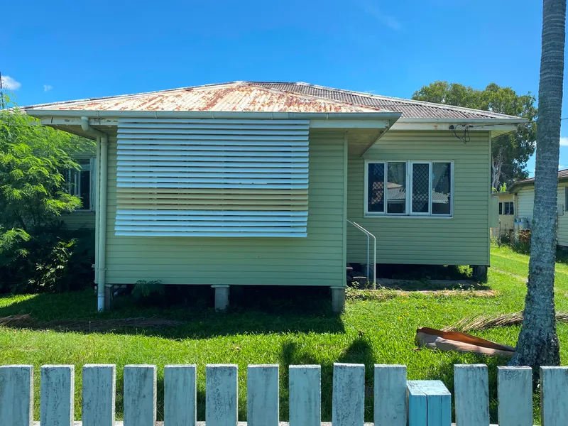 HUGE BACK YARD CLOSE TO TOWN