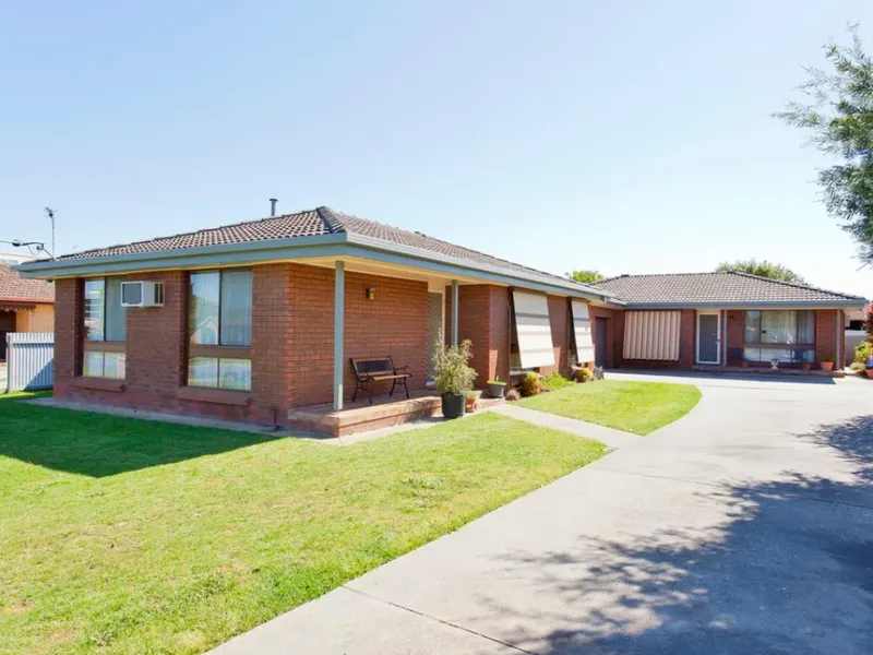 SPACIOUS TOWNHOUSE IN QUIET COURT