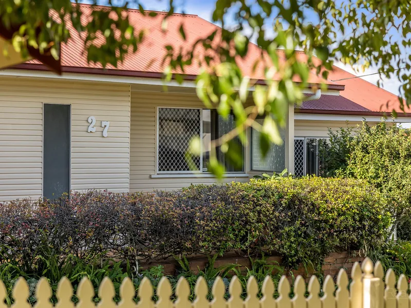 CUTE AND CHARISMATIC HOME, LOCATED IN A HIGHLY DESIRED LOCATION