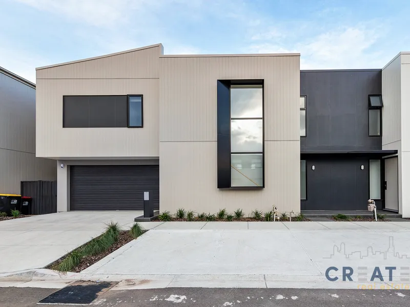 LUXURY 3-BEDROOM TOWNHOUSE IN SUNSHINE NORTH!