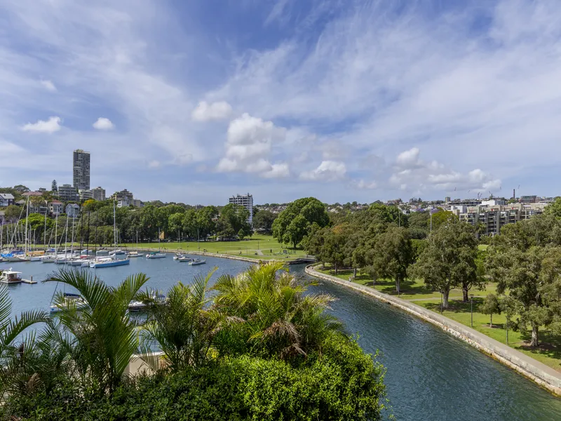 Harbourfront Living With Balcony and Beautiful Views