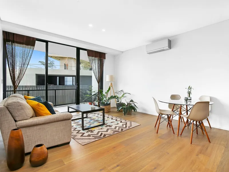 NEAR NEW 2 BEDROOM APARTMENT IN LUXURY PRECINCT