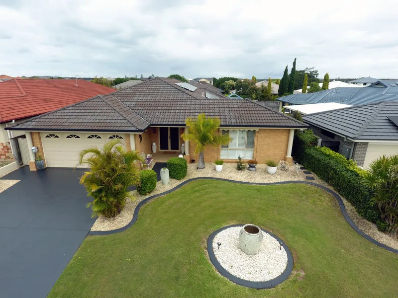 Ticks so many boxes..swimming pool, location and price!