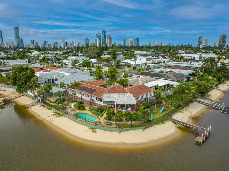 Iconic Golden Triangle Point Position in the prestigious Beverley Crescent