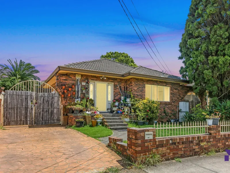 Streamlined brick home and retreat set on a landscaped 603.81sqm offering duplex site