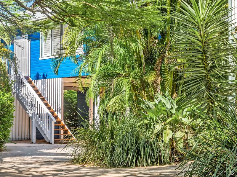 Newly renovated fully furnished unit 2 minutes to the beach