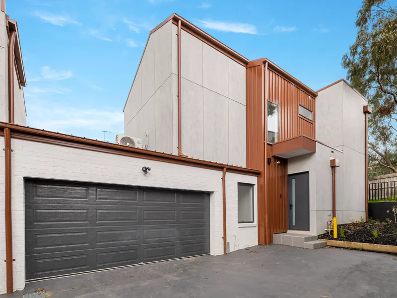 Modern Contemporary House in Montmorency - Perfect Blend of Style and Comfort