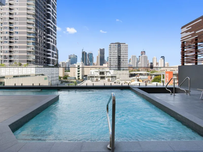 Life the lifestyle In the heart of South Brisbane. A short stroll to the CBD Fishlane, BSHS, Mater Hospital, Private Schools West End Village, Goma.