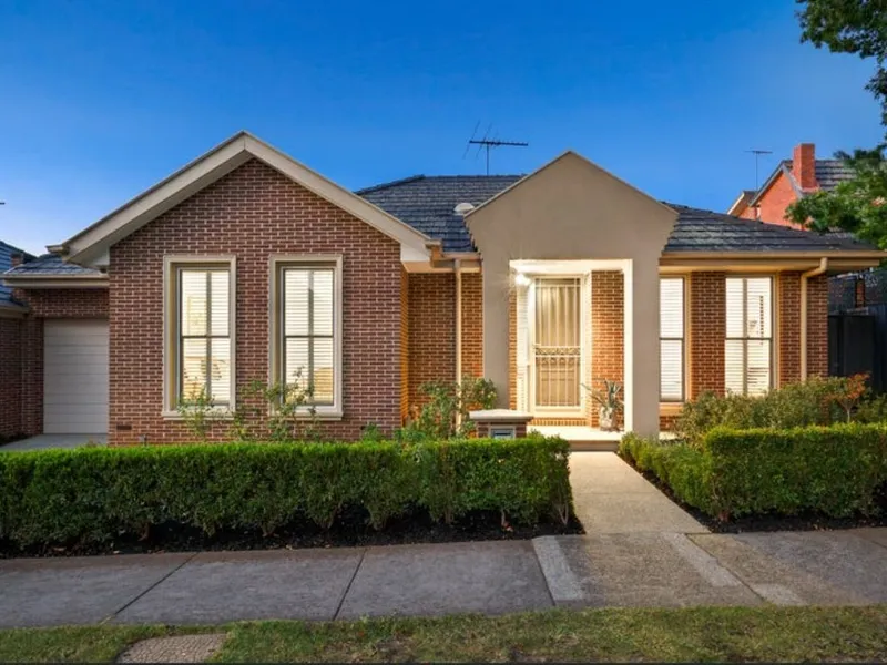 Luxurious single level townhome