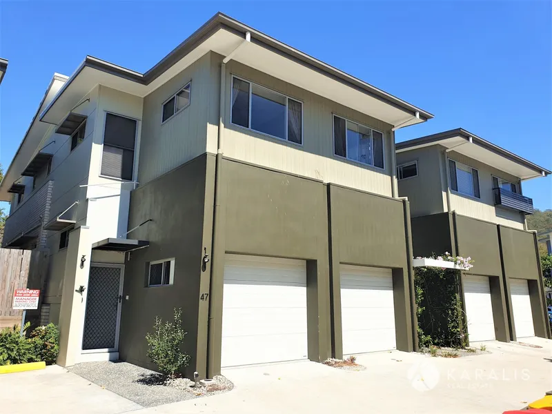 Immaculate Three Bedroom Townhome in a Fantastic Complex
