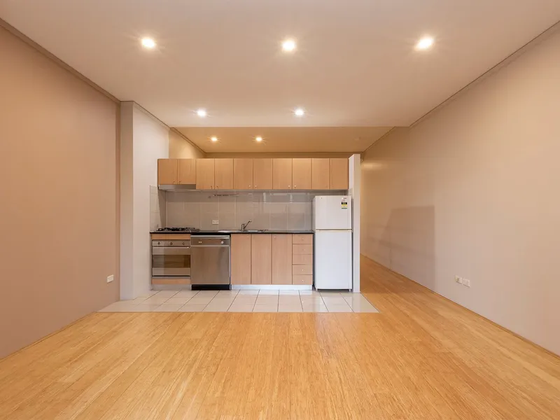 Perfect location, generous mezzanine one bedroom opposite Prince Alfred Park