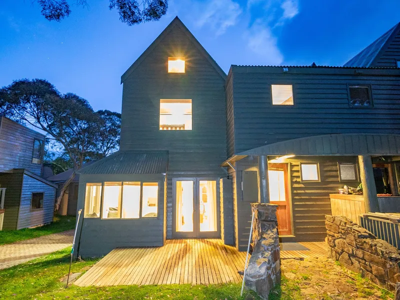 Set in one of Dinner Plains dreamy postcard lanes.