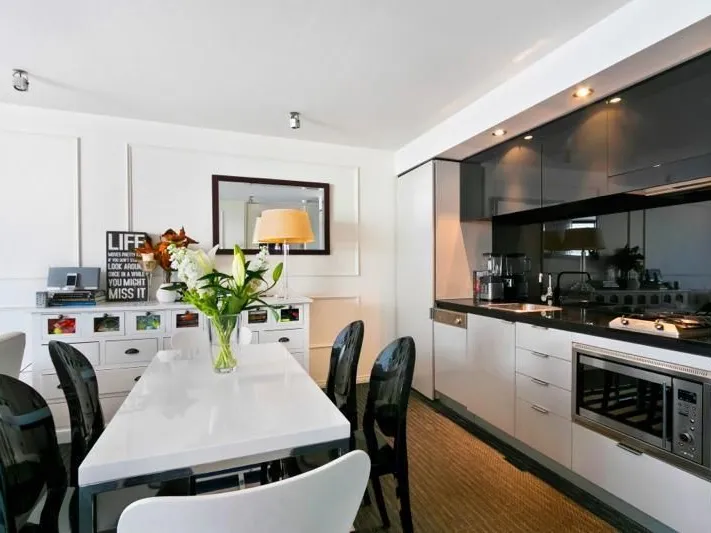 LARGE & STYLISH ONE BEDROOM APARTMENT WITH PARKING