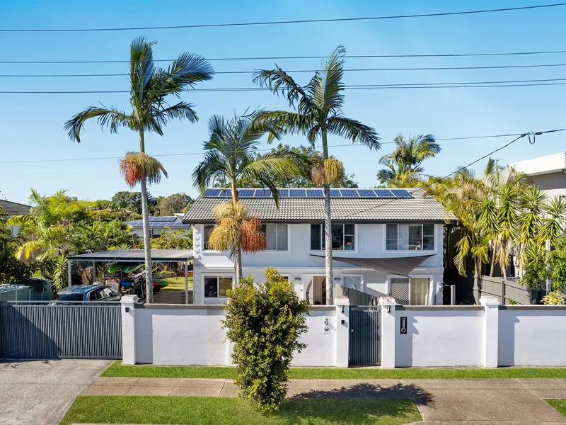 Dual living opportunity - great for a big family or investor