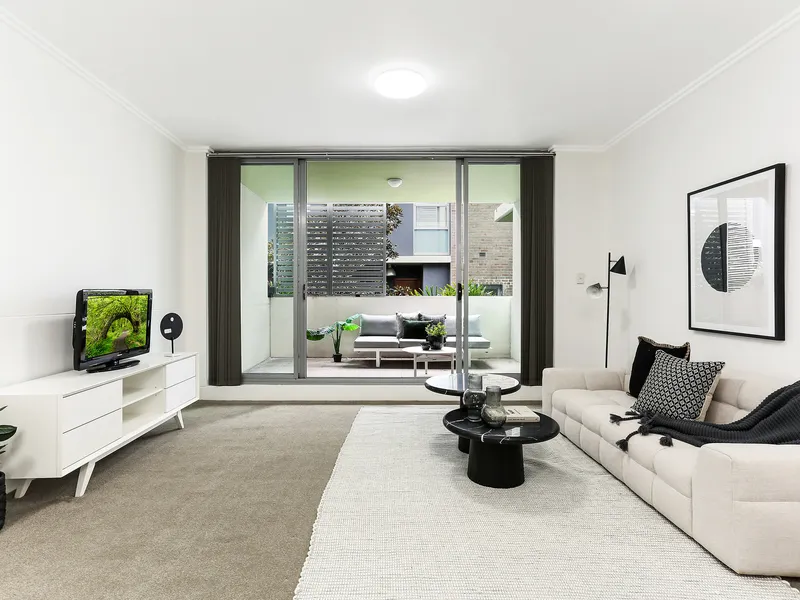 EXPANSIVE APARTMENT IN PRIZED WAREHOUSE CONVERSION