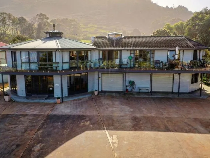 GREAT OCEAN ROAD  BEACH FRONT PROPERTY   & OCEAN VIEWS