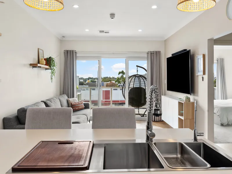 Very Sleek & Spacious Apartment Centrally Located, Ideal Home Or Investment