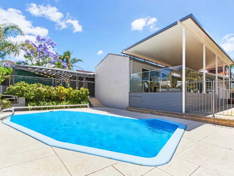 AN IMPRESSIVE HILLTOP HAVEN!