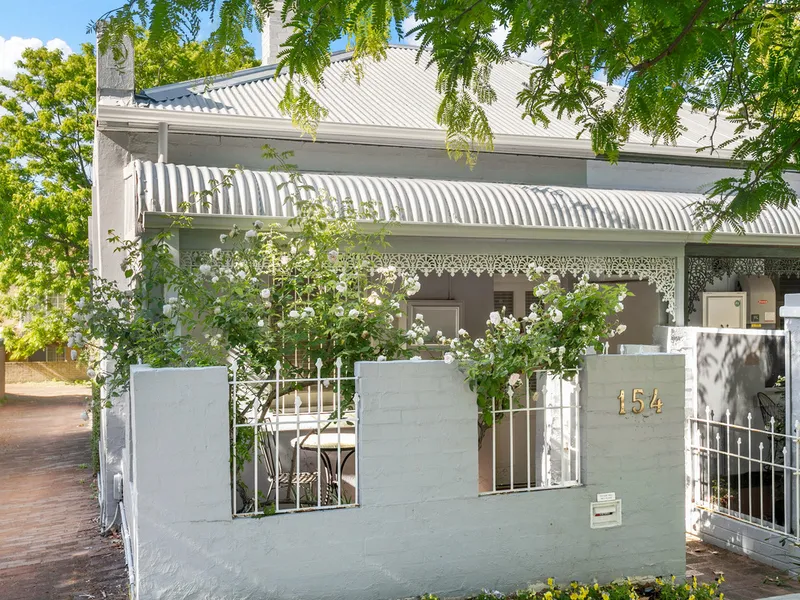 DELIGHTFUL ON PARK! WALK TO EVERYTHING!