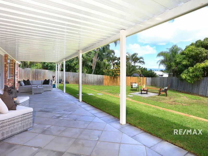 'REAL' DUAL LIVING IN THE HEART OF THE GOLD COAST - SPACIOUS USABLE BLOCK IN QUIET CENTRAL COURT - BEAUTIFULLY PRESENTED & UPDATED - READY FOR YOU!