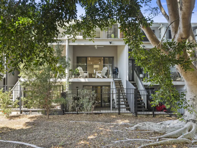 Stunning Modern Townhouse Overlooking Leafy Park!