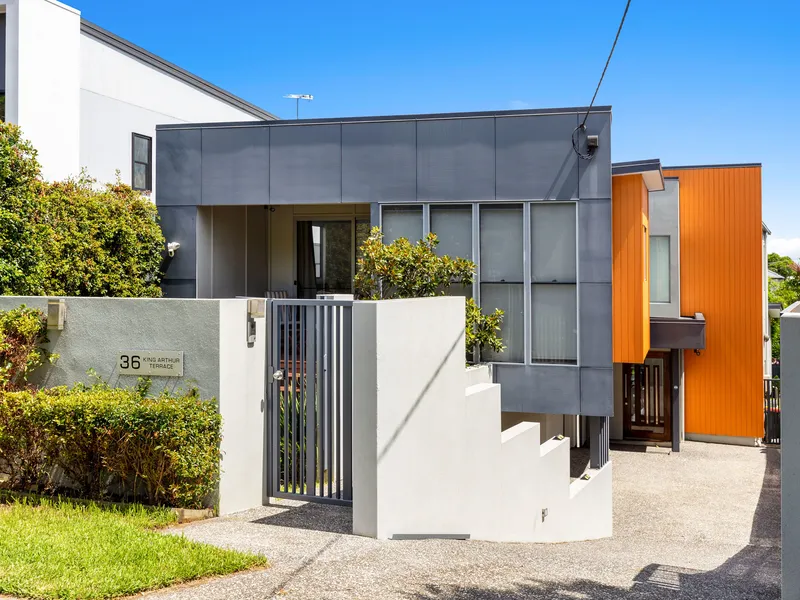 Contemporary Elegance on King Arthur Terrace