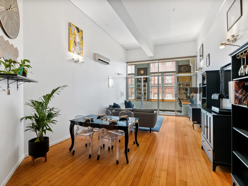 RENOVATED THREE BEDROOM INNER-CITY APARTMENT WITH SUPERB WORK-FROM-HOME CREDENTIALS