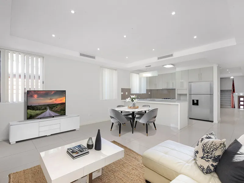 FOUR BEDROOM DUPLEX CLOSE TO SCHOOLS & AMENITIES