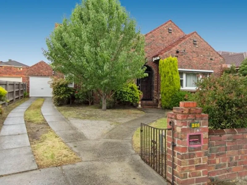 Great Family Home in McKinnon School Zone