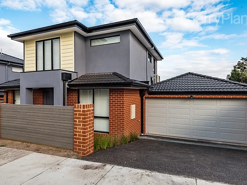 THREE BEDROOM & THREE BATHROOM TOWNHOUSE