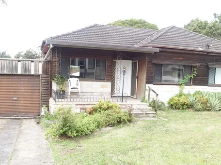 Timber Floor Throughout 3 Large Bedrooms Modern Home