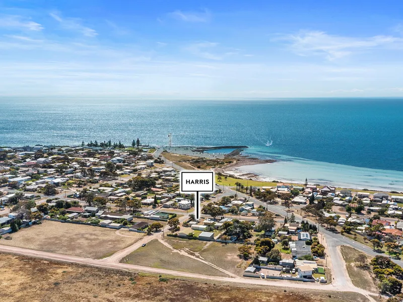 Prime real estate, 1014sqm facing west to the coast.