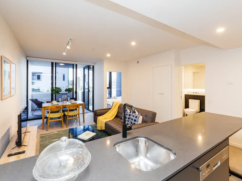 Fully Furnished One bedroom modern apartment in heart of South Brisbane