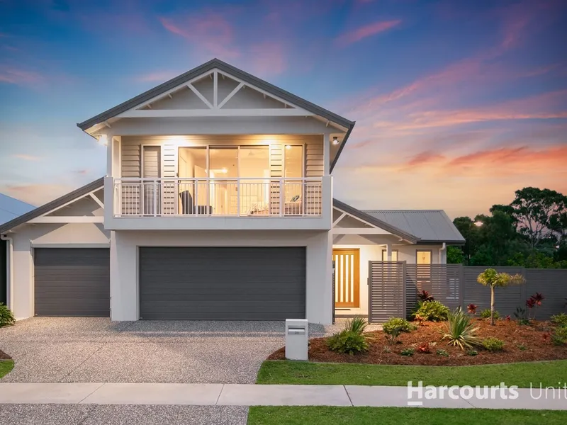 Two Master Suites, Three Garages and a Pool!