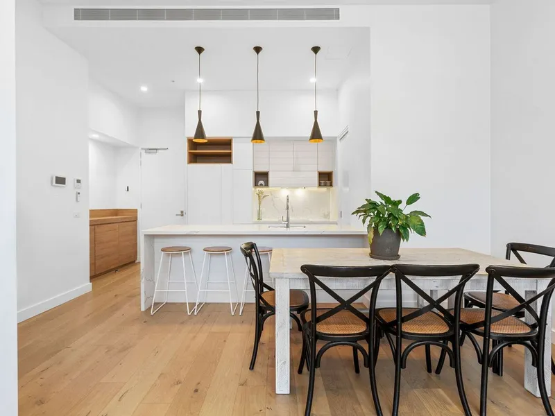 A modern haven of light and luxury