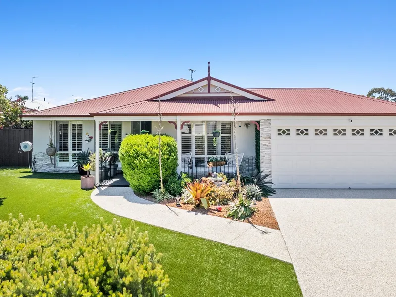 STUNNING “WOW FACTOR” PROPERTY WITH SIDE ACCESS & VAN/BOAT PARKING!