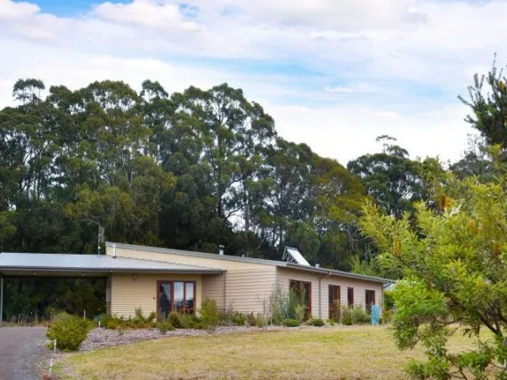 FAMILY HOME IN TRANQUIL TRENTHAM SURROUNDS!