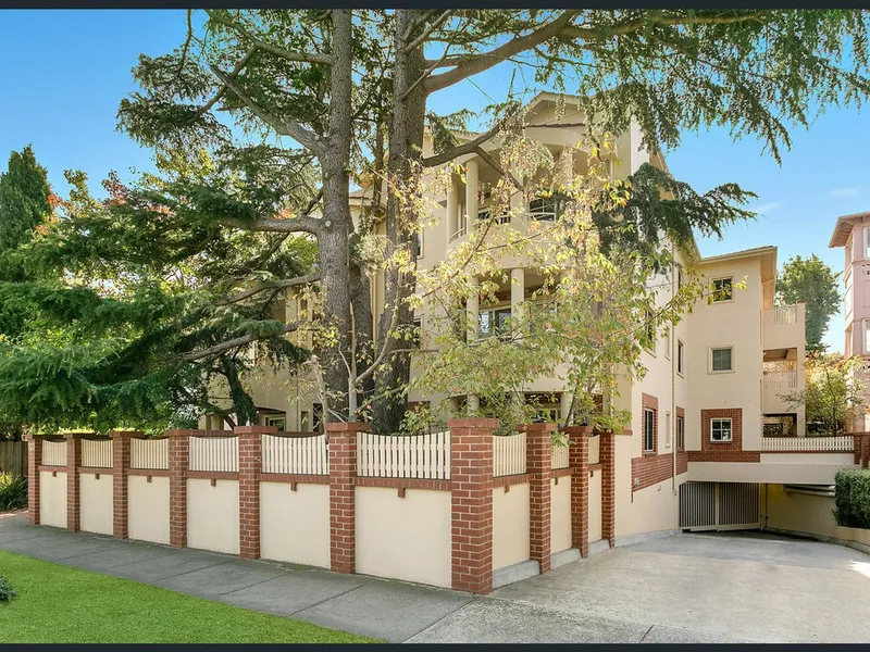 LARGE APARTMENT WITH HUGE PRIVATE COURTYARD