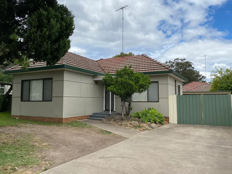 2 MINUTES WALK TO TRAIN STATION!