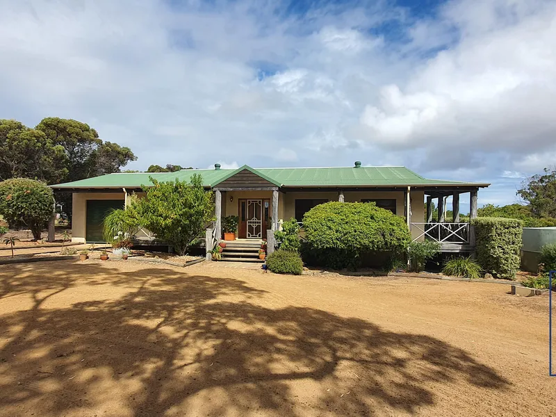 COUNTRY CHARACTER ENVELOPED IN TRANQUILLITY