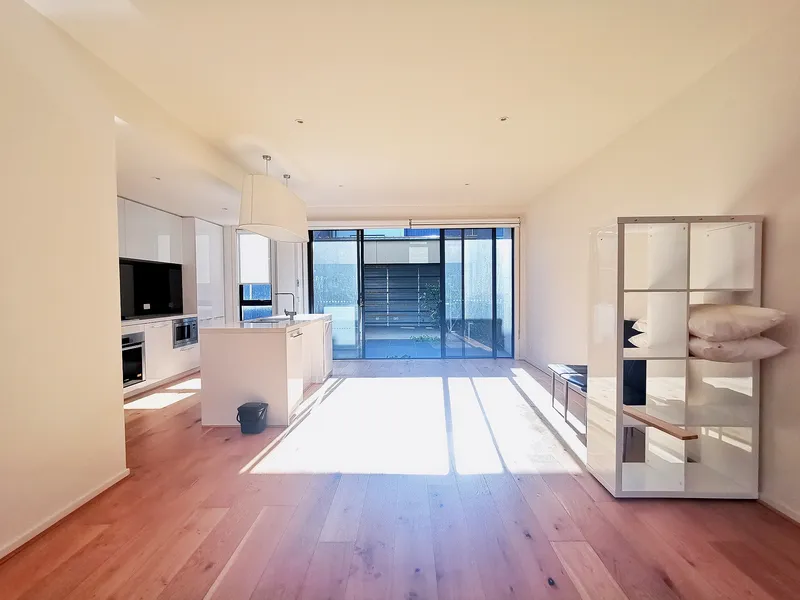 MODERN THREE-BEDROOM THREE-BATHROOM TOWNHOUSE IN A QUIET NEIGHBORHOOD