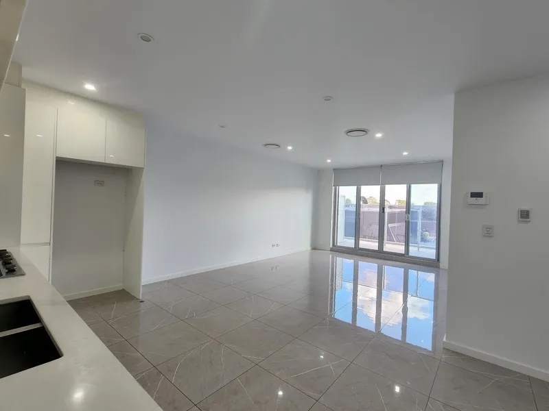 BRIGHT AND SPACIOUS THREE BEDROOM APARTMENT!
