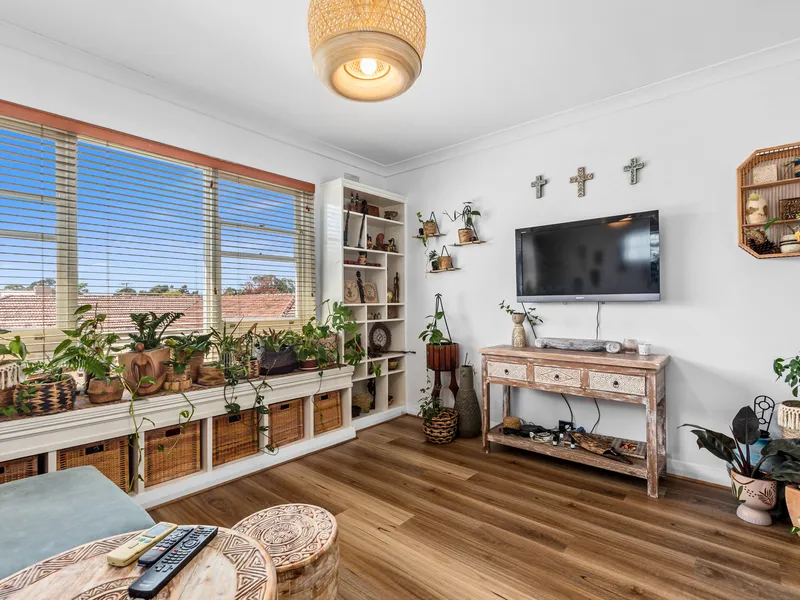 Updated 1 Bedroom Unit Conveniently Located Between The City And The Sea!