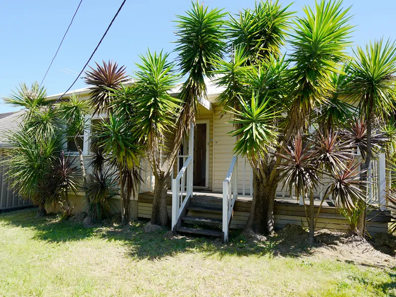 Cosy 3 bedrooms House ,at a convenient quite street location ,only moments from Caringbah shops , restaurants and transports! private inspection only