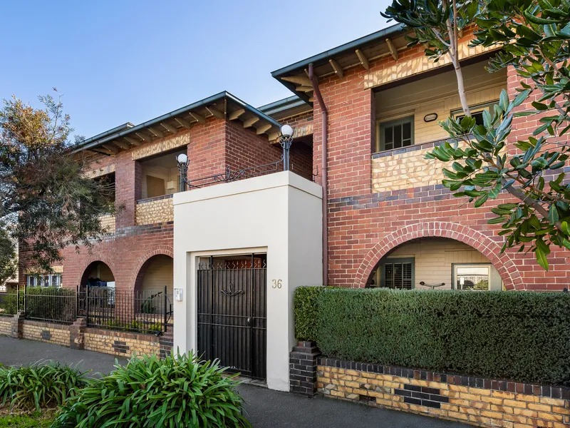 House-like Art Deco, Metres from the Beach