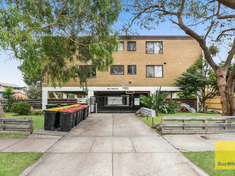 RENOVATED BEAUTY IN PRIME LOCATION!!