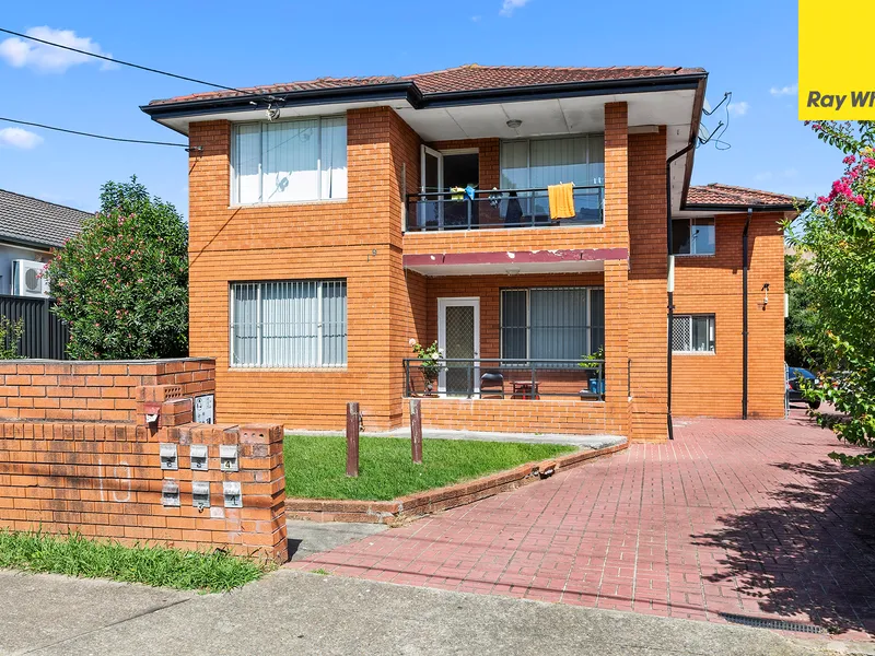 MODERN TWO BEDROOM UNIT - TOP FLOOR !