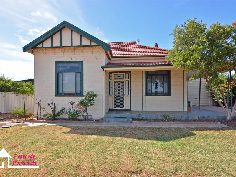 CHARACTER FILLED COTTAGE 