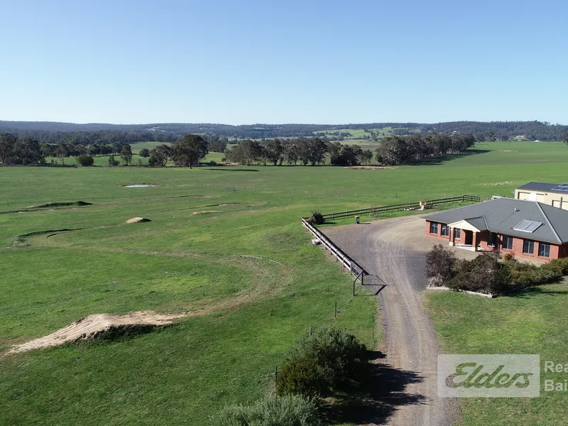 RARE LIFESTYLE PROPERTY CLOSE TO TOWN